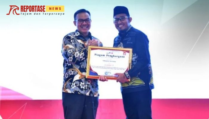 Bupati Sumenep, H. Achmad Fauzi Wongsojudo saat menerima penghargaan dari BKKBN RI.