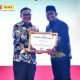 Bupati Sumenep, H. Achmad Fauzi Wongsojudo saat menerima penghargaan dari BKKBN RI.