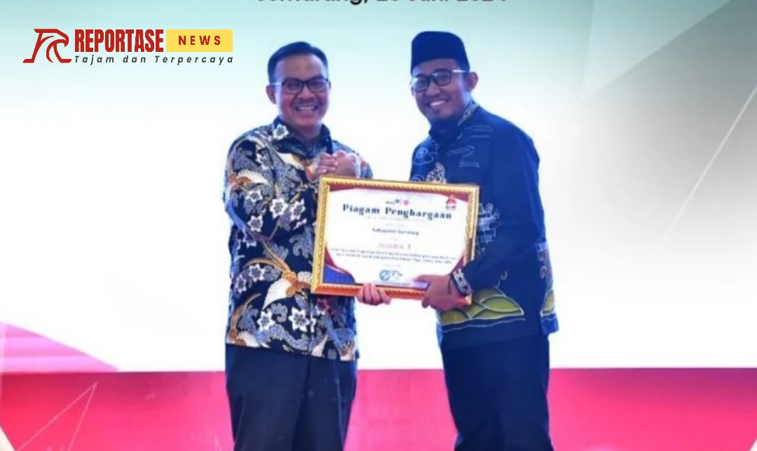 Bupati Sumenep, H. Achmad Fauzi Wongsojudo saat menerima penghargaan dari BKKBN RI.