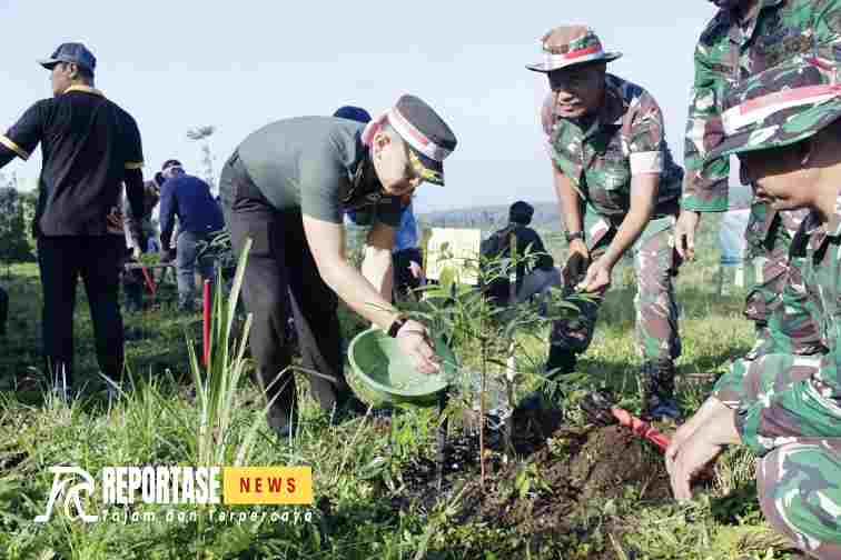 Bakti sosial kegiatan penanaman pohon yang diselenggarakan oleh Polres Lumajang.