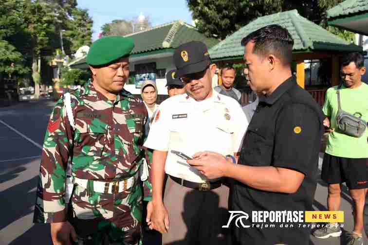 Inspeksi handphone langsung oleh Staf Intel beserta Provost di Halaman Makodim 0821/Lumajang.