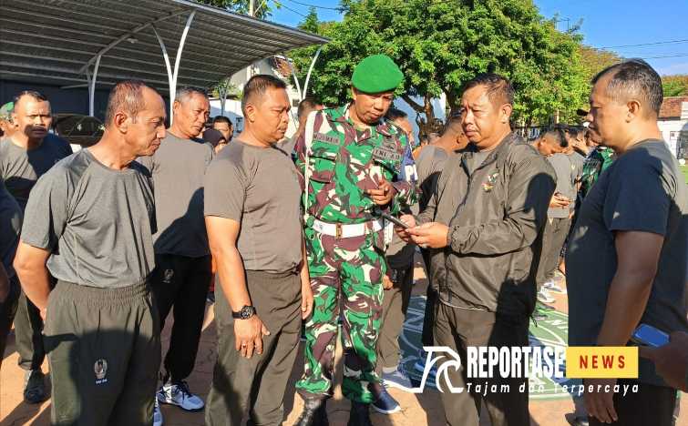 Kasdim 0825/Banyuwangi didampingi Pasi Intel Razia HP Prajurit cagah judi online.