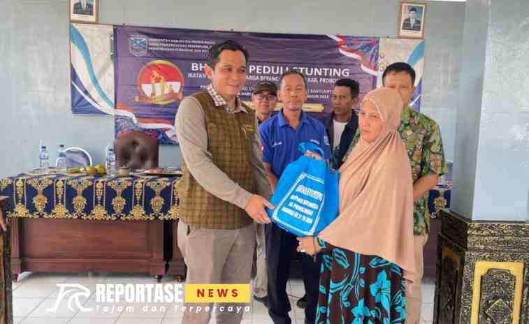 Touring Harganas ini dilepas secara resmi oleh Kepala DP3AP2KB Kabupaten Probolinggo Hudan Syarifuddin didampingi Camat Banyuanyar Hary Tjahjono bersama Sekretaris dan seluruh kepala bidang DP3AP2KB Kabupaten Probolinggo.