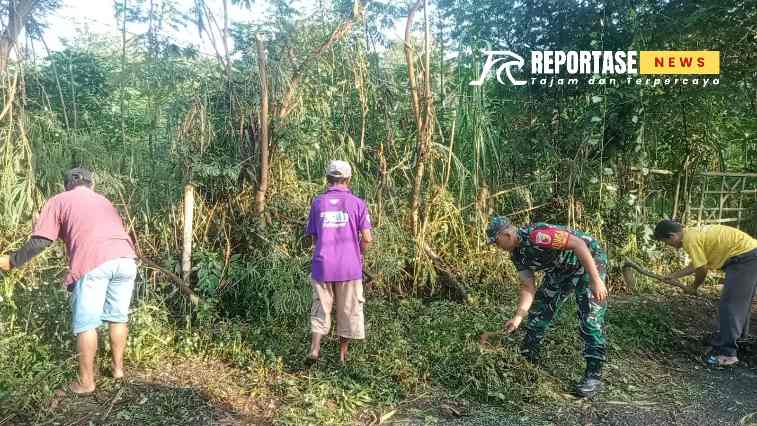 Serda Harianto Dwi Cahyono, bersama warga menggelar kerja bakti pembersihan lingkungan