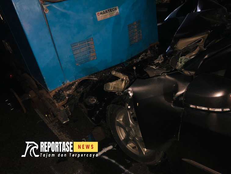 Diduga Muat Rokok Ilegal, Mini Bus Hantam Mesin Sound System 2 Laka lantas Mini bus bermuatan penuh rokok diduga kuat Ilegal menghantam mesin diesel sound system.