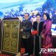 Penyerahan cindera mata kepada Kajari Probolinggo David Pallapa Duarsa