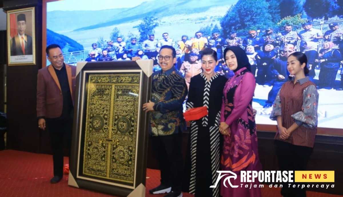 Penyerahan cindera mata kepada Kajari Probolinggo David Pallapa Duarsa