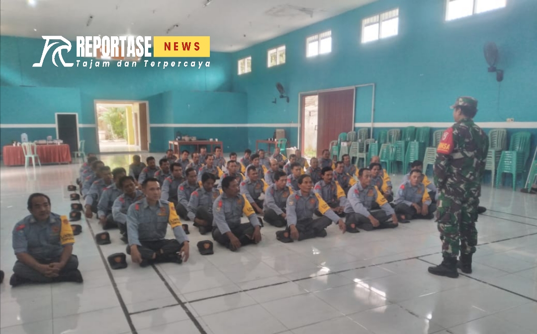 Babinsa Tempursari, Peltu Dwi Hasim As'ari dalam Kegiatan Pembinaan dan Pelatihan Linmas di Desa Tempursari