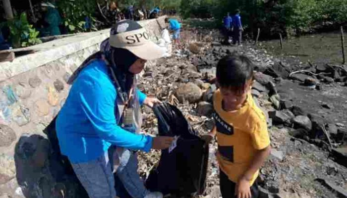 Ribuan Nelayan Desa Banjarsari Lakukan Aksi Bersih Pantai dan Laut