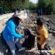 Aksi warga di pantai dan laut dari memungut sampah plastik