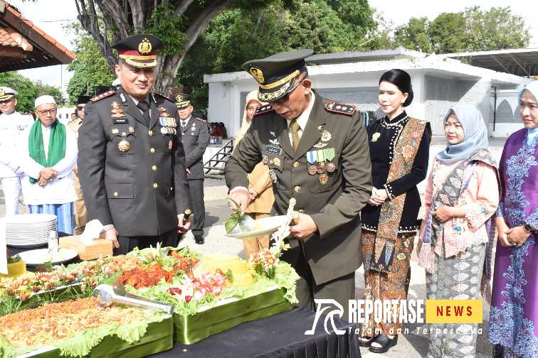 Dandim 0825/Banyuwangi Letkol Arh Joko Sukoyo, S.Sos. M. Han bersama anggota Koramil laksanakan upacara di Taman Blambangan, Kelurahan Kepatihan, Kabupaten Banyuwangi.