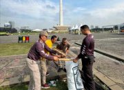 Polri Lakukan Bersih-bersih Usai Pesta Rakyat di Monas 9 Polri Lakukan Bersih-bersih Usai Pesta Rakyat di Monas