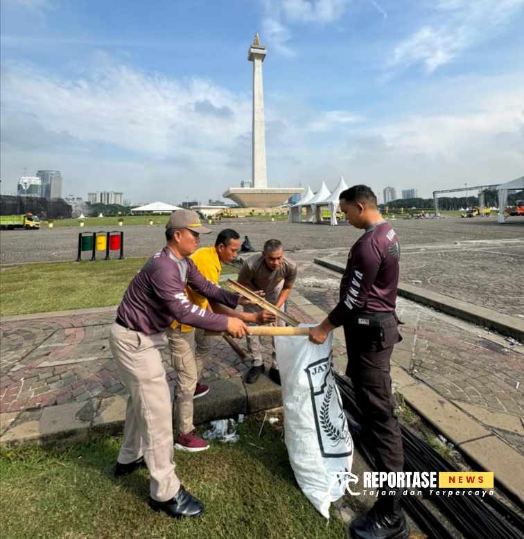 Anggota Kepolisian, event organizer (EO), dan petugas kebersihan bergotong-royong membersihkan sisa sampah.