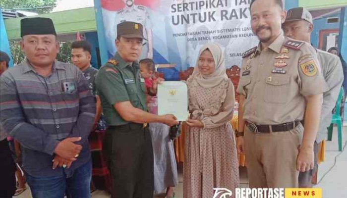 Dukung Penuh, Danposramil Kedungjajang Hadiri Pembagian Sertifikat Tanah di Desa Bence