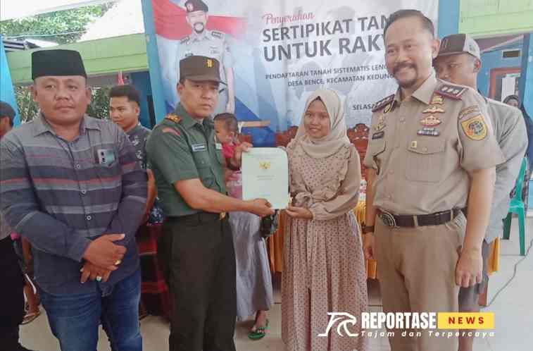 Danposramil Kedungjajang dampingi Pembagian Sertifikat PTSL oleh Kepala BPN Lumajang Rocky Soenoko, SH. M.Si