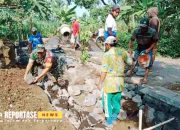 Tingkatkan Infrastruktur, TNI dan Warga Kerja Bakti Pembangunan Drainase Desa Curahpetung