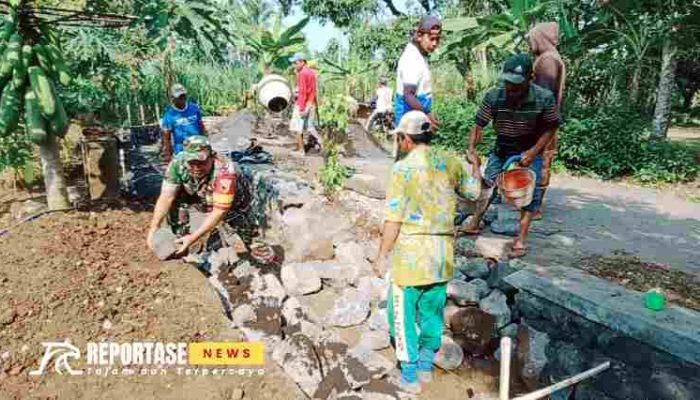 Tingkatkan Infrastruktur, TNI dan Warga Kerja Bakti Pembangunan Drainase Desa Curahpetung