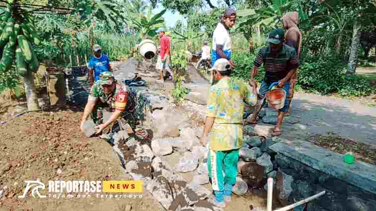 Babinsa Curahpetung Posramil 0821/05 Kedungjajang, Sertu Jumaan turun bersama masyarakat.