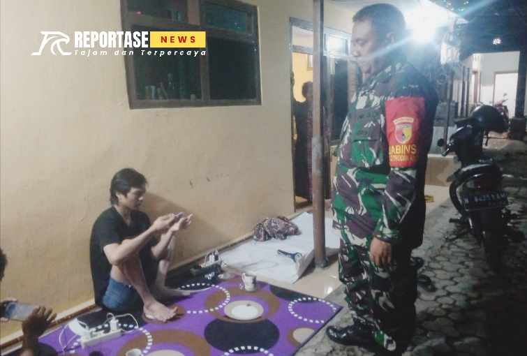 Koptu Jaelani Firmansyah, melaksanakan patroli malam di Kampung Karya RT 001 RW 015, Kelurahan Citradiwangsan, Kecamatan Lumajang