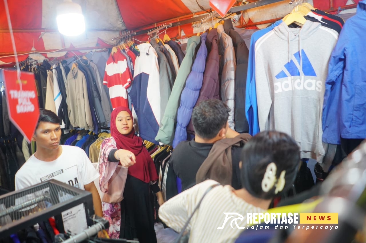 Nampak para pengunjung yang berlalu lalang di keramaian sambil sedikit mencari kebutuhan