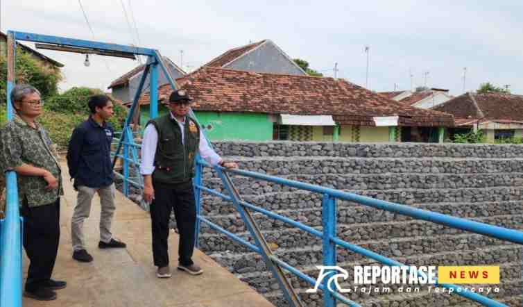 Penanganan dampak banjir berupa pemasangan bronjong kawat di Sungai Kedunggaleng