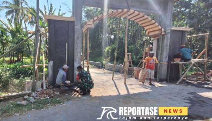 Babinsa Papringan Bersama Warga Kerja Bakti Gapuro Masjid Al Amin Dusun Gunung Kenik