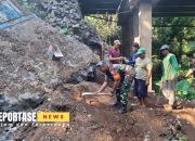Babinsa Wonoayu dan Warga Karya Bakti Bersihkan Material Batas Jembatan Roboh 9 Babinsa Wonoayu dan Warga Karya Bakti Bersihkan Material Batas Jembatan Roboh