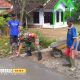 Sertu Heru Dedianto, bersama warga melaksanakan kegiatan pembangunan jalan rabat