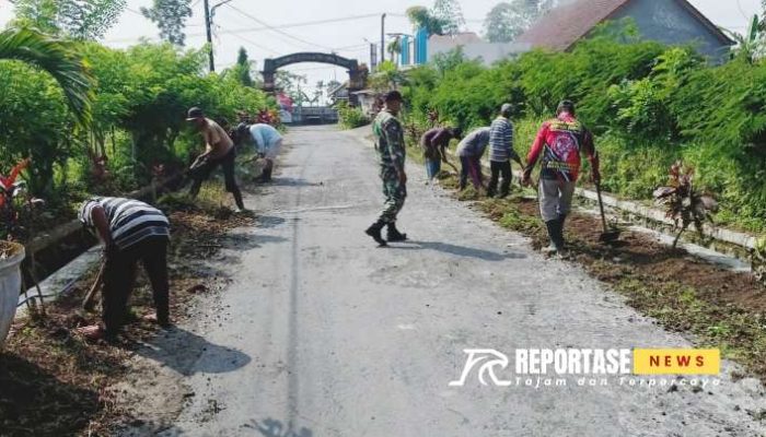 Wujud Kepedulian, Babinsa Sumbermujur Kerja Bakti Bersihkan Jalan Dusun 