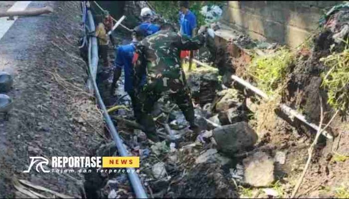 Babinsa Madurejo Kawal Pemasangan Pipa Air Bersih di Wilayah Binaan 