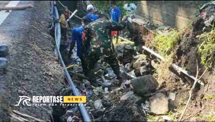 Serda Tri Tunggal Jaya, mengawal kegiatan pemasangan pipa air