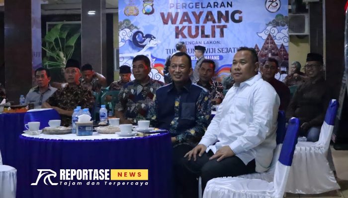 Malam Budaya, Dandim dan Kapolres Lumajang Nobar Wayang Kulit ‘Tumurune Wiji Sejati’