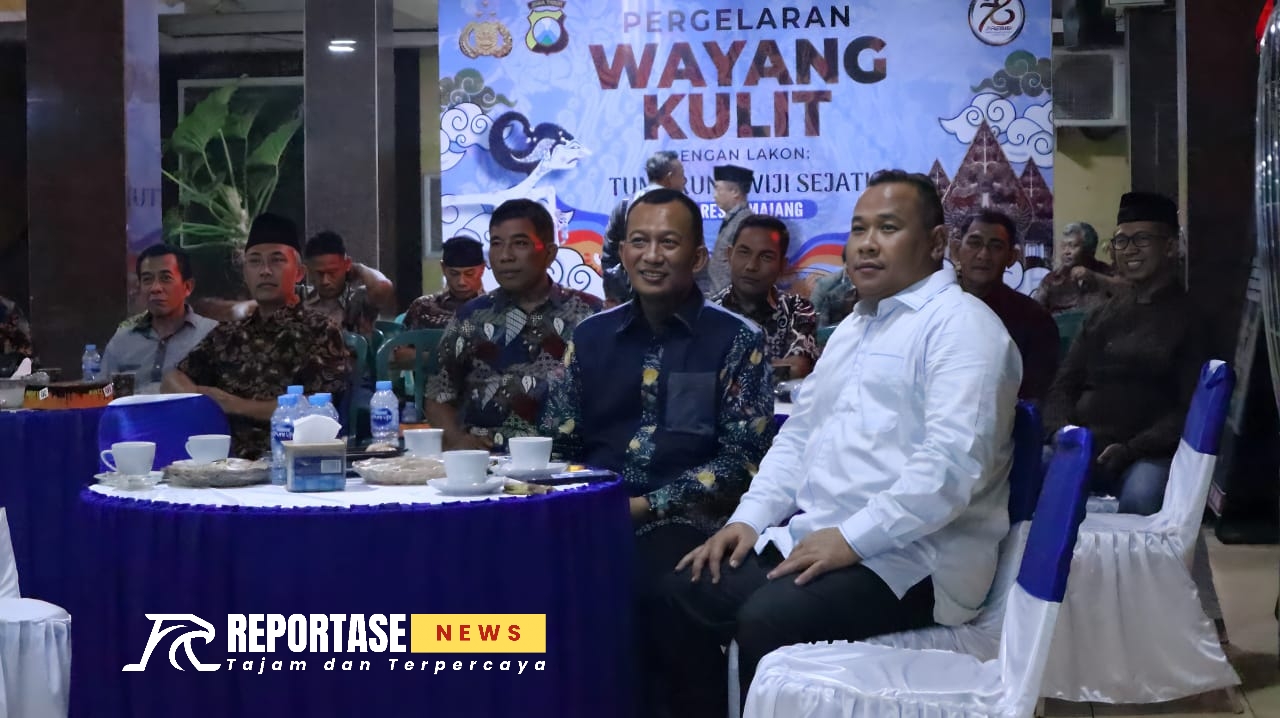 Dandim 0821 dan Kapolres Lumajang nonton bareng (nobar) wayang kulit dengan lakon "Tumurune Wiji Sejati," bertempat di Mapolres Lumajang