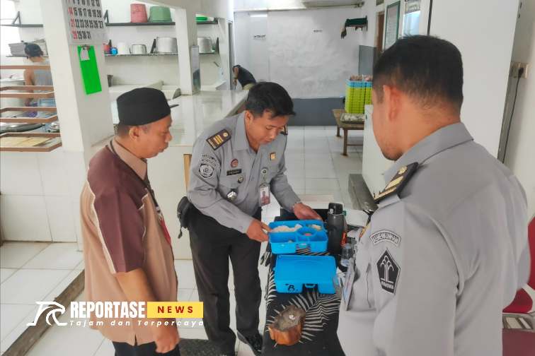 Lapas Banyuwangi Siapkan Sertifikat Halal Dapur Pengolahan Makanan Warga Binaan 2 Petugas Lembaga Pemeriksa Halal (LPH) dari Kementerian Agama Kabupaten Banyuwangi melakukan pendampingan awal terhadap serangkaian proses sertifikasi
