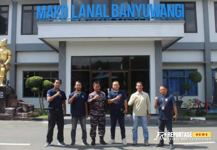 KJJT banyuwangi bersama mayor laut (P) Rochmad Abdullah di depan mako pangkalan TNI- Al Lanal Banyuwangi