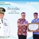 Pj Bupati Sampang Rudi Arifiyanto S.Sos MA MSE Dan Kepala Dinas Kesehatan dan KB dr.Abdulloh Najich, Sp.P,MM saat menerima penghargaan