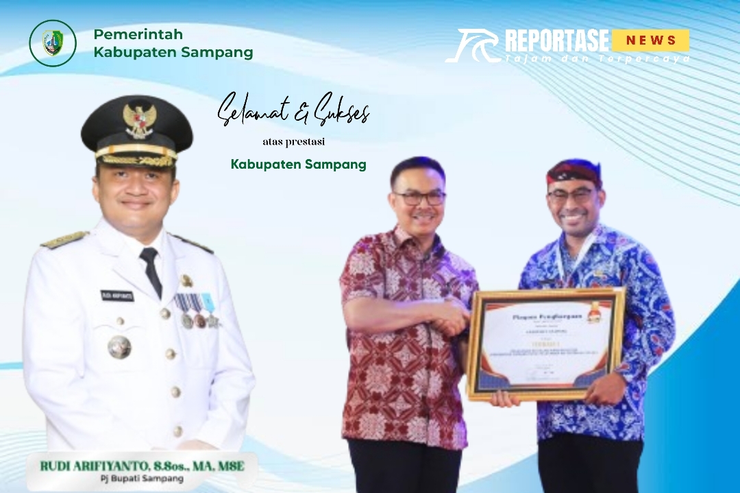 Pj Bupati Sampang Rudi Arifiyanto S.Sos MA MSE Dan Kepala Dinas Kesehatan dan KB dr.Abdulloh Najich, Sp.P,MM saat menerima penghargaan
