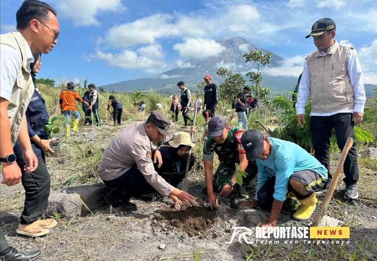 Serda Sigit Andi Irawan, bersama para stakeholder Supiturang dan puluhan mahasiswa Kuliah Kerja Nyata (KKN)