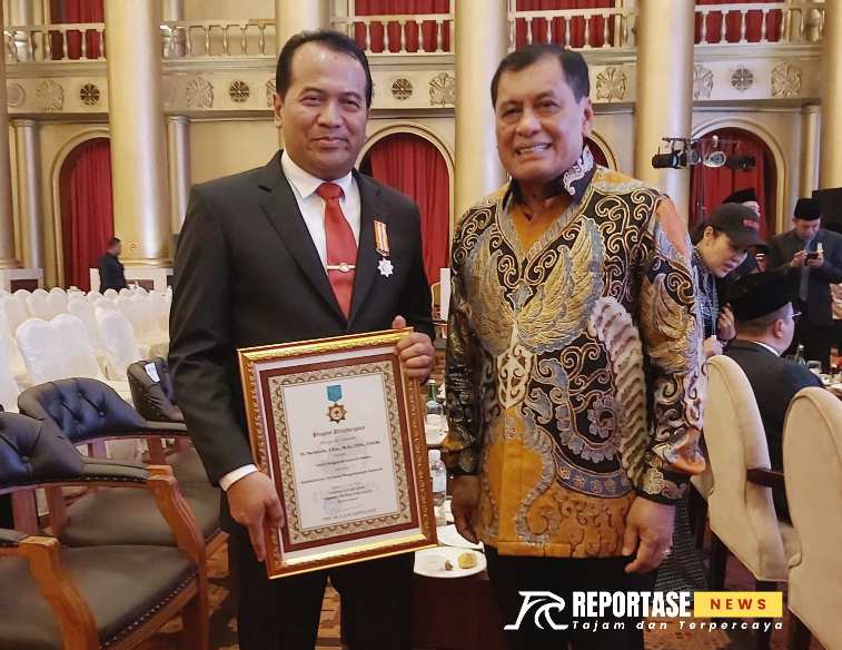 Penjabat Wali Kota Nurkholis dinobatkan sebagai Tokoh Penggerak Koperasi Madya Tingkat Nasional. Penghargaan tersebut diserahkan Jumat siang oleh Menteri Koordinator Bidang Perekonomian RI, Airlangga Hartarto.