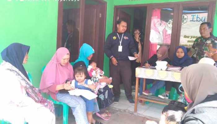 Tingkatkan Kualitas Kesehatan Warga, Babinsa Argosari Dampingi Posyandu Mawar