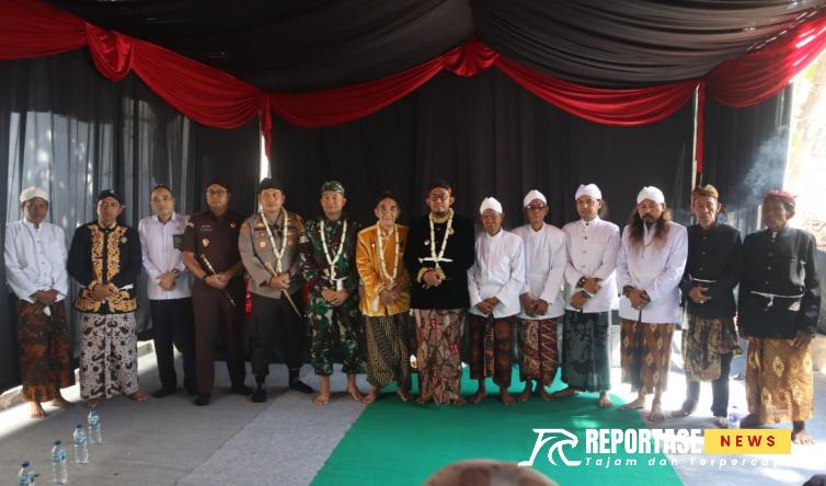 Lestarikan Tradisi dan Budaya, Kapolres Sumenep Hadiri Jamasan Pusaka Keraton 2 Kapolres AKBP Henri Noveri Santoso, S.H.,S.I.K.,M.H saat menghadiri Tradisi dan budaya Jamasan Pusaka Keraton Sumenep Tahun 2024 di Desa Aengtongtong,