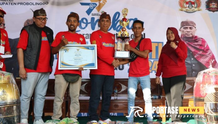 Kepala Dinas DKUPP Taupik Alami serahkan Hadian kepada pemenang Lomba Burung Perkutut Piala Bupati Probolinggo Cup