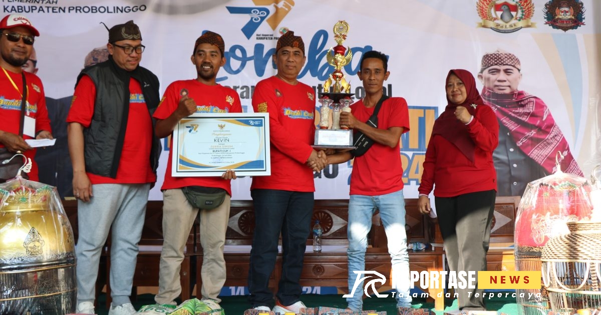 Kepala Dinas DKUPP Taupik Alami serahkan Hadian kepada pemenang Lomba Burung Perkutut Piala Bupati Probolinggo Cup