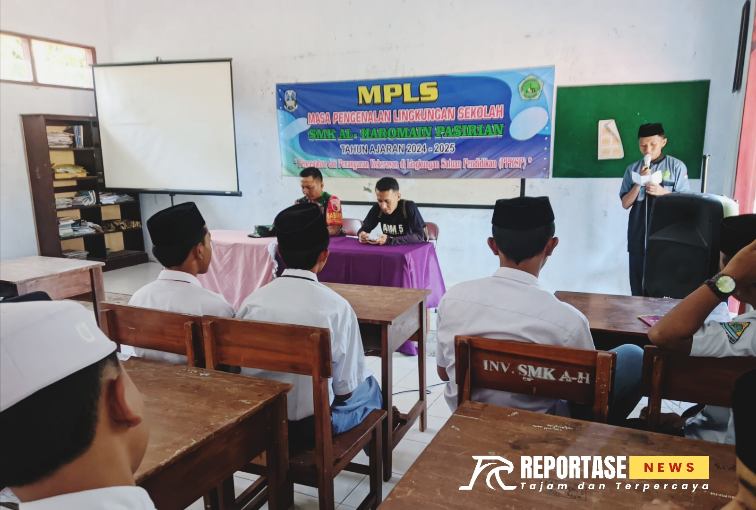 Babinsa Selok Ayar dari Koramil 0821/08 Pasirian, memberikan materi wawasan kebangsaan