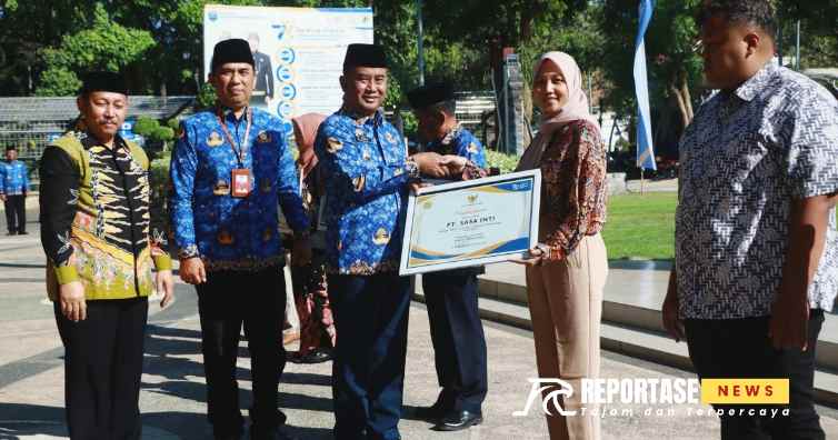 Pj.Bupati Probolinggo di dampingi oleh Kadis DKUPP Taupik Alami dan Ketua Dekopinda Kabupaten Probolinggo Sugianto menyerahkan beberapa penghargaan. Yakni KPRI Sumber Karya sebagai Koperasi Berprestasi dengan Predikat Kesehatan Terbaik Tahun 2023