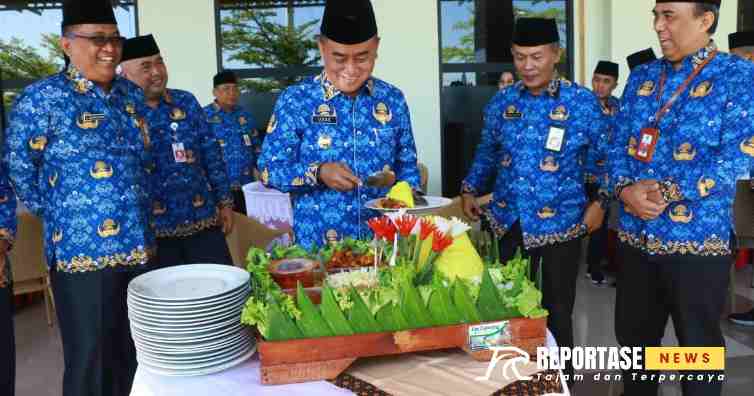 Penjabat (Pj) Bupati Probolinggo H Ugas Irwanto, S.Sos., M.Si didampingi Staf Ahli, Asisten dan sejumlah pejabat di lingkungan Pemerintah Kabupaten (Pemkab) Probolingg, Tasyakuran ini ditandai dengan pemotongan tumpeng