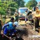 Bersama warga dan pemerintahan desa melakukan kerja bhakti