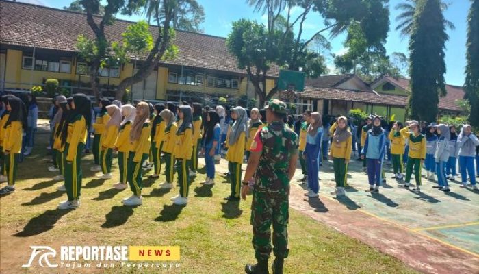 Babinsa Sidomulyo Berikan Materi Baris-Berbaris MPLS Siswa Baru