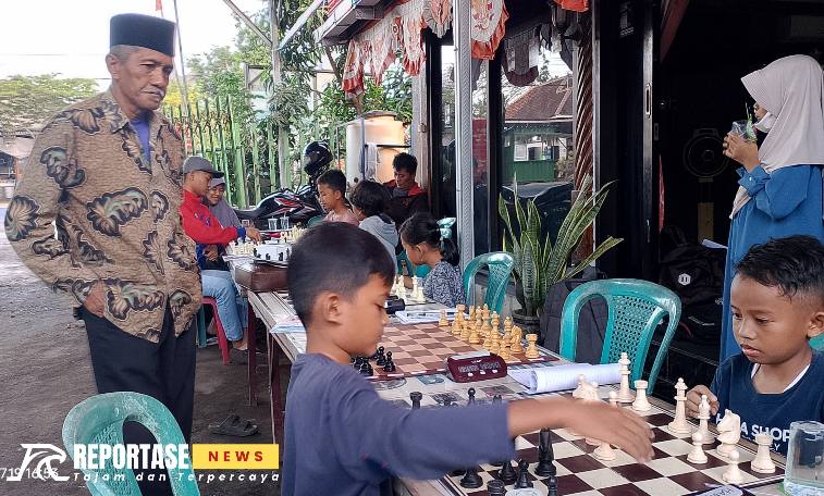 pelatih/master yaitu guru di (SCB) Sekolah Catur Bromo berikan materi kepada Para siswa SCB