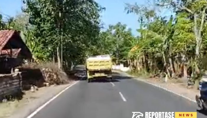 Masyarakat Keluhkan Truk Bermuatan Batu Bata Tanpa Penutup Terpal